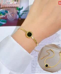 Alternative view of Roman letter O plane chain bracelet