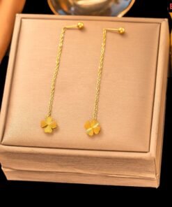 Alternative view of Sui suta 4 leaf earrings